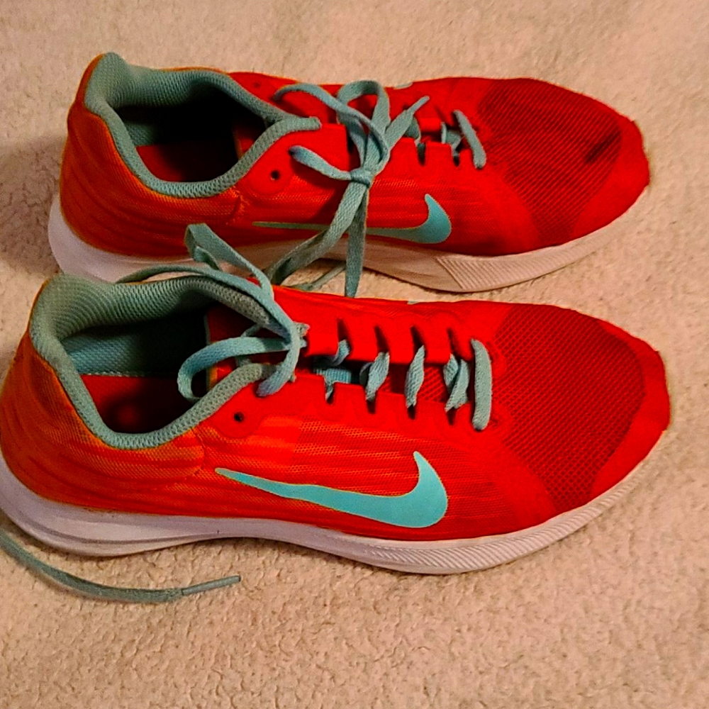 Girls Nike shoes 4Y